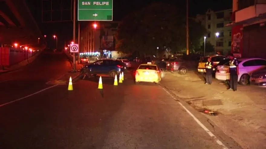 Alcantarilla sin tapa causa accidente en la Cinta Costera