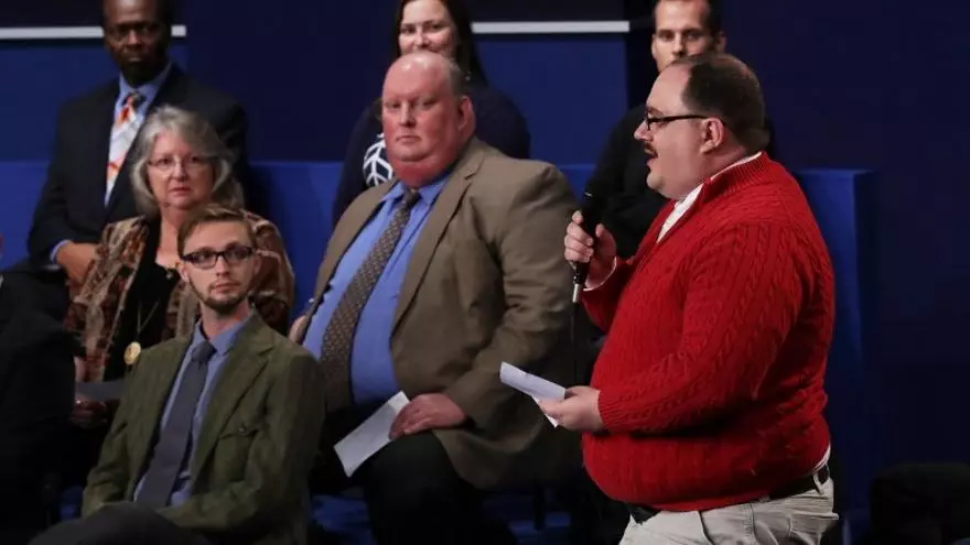 Ken Bone  durante su intervención en el segundo debate presidencial en Estados Unidos, realizado el pasado domingo 9 de octubre