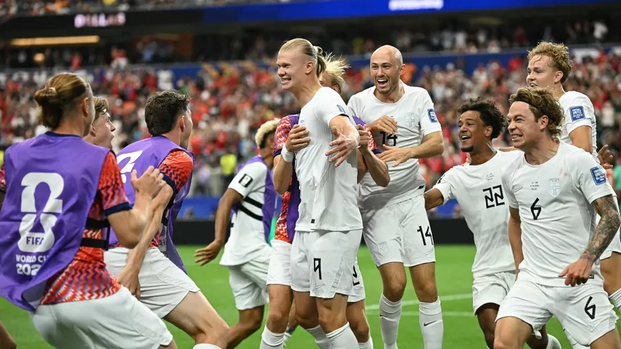 Erling Haaland (c) celebra junto a sus compañeros de la Selección de Noruega