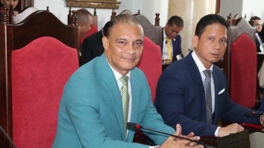 Carlos Lee, nuevo presidente de la directiva del Consejo Municipal. Foto/Vía @MunicipalPa