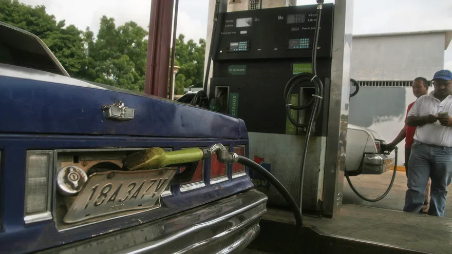 Un hombre se aprovisiona de combustible en Mara, Venezuela.