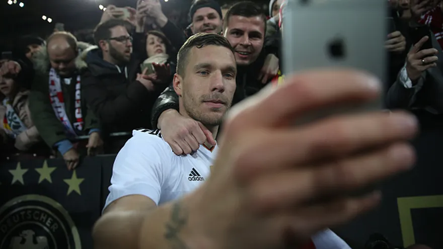Lukas Podolski se toma selfies con los fanáticos