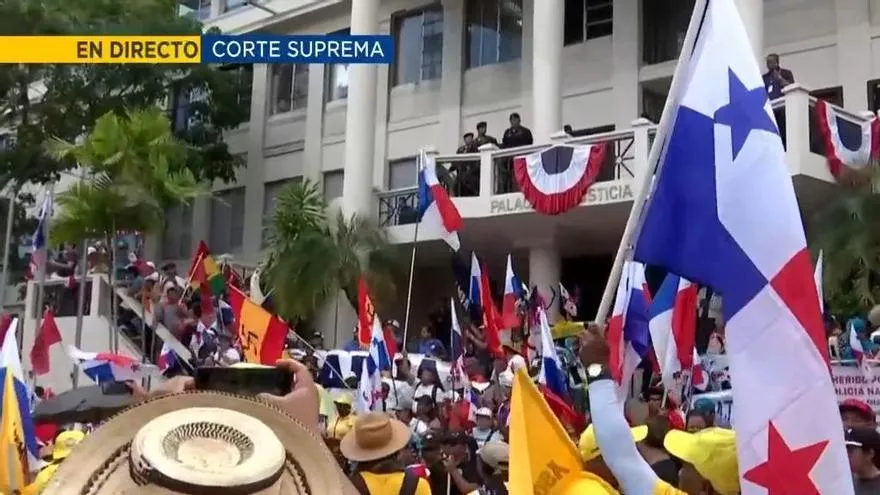Marcha docente en los predios de la Corte Suprema de Justicia.