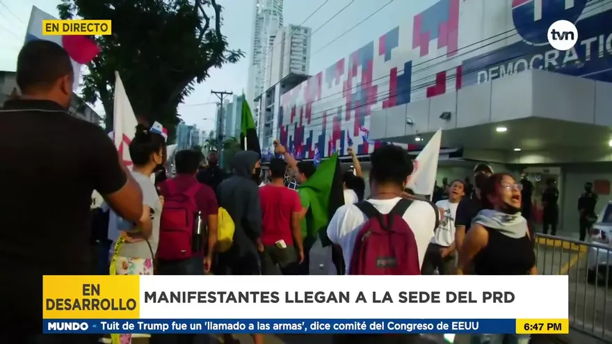 Manifestantes protestan cerca de la sede del PRD