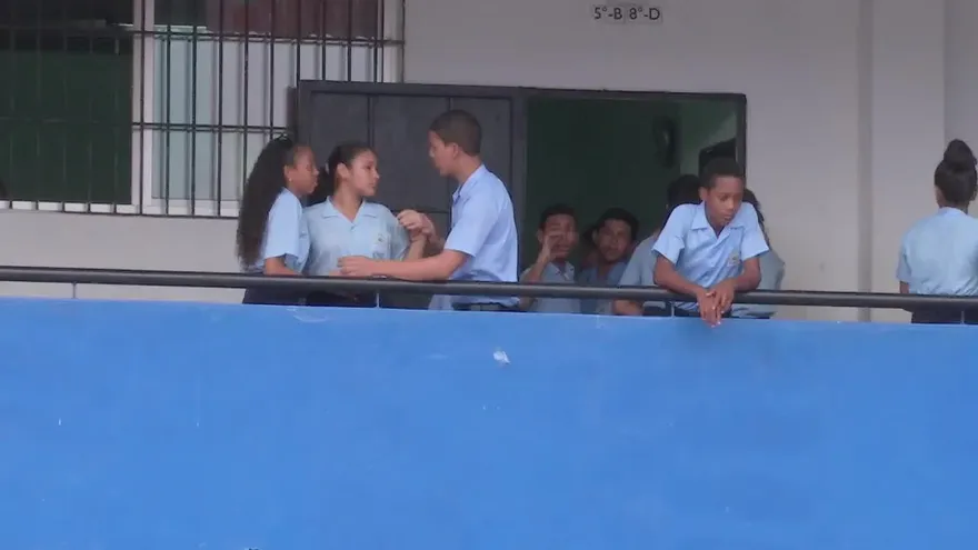 ¿Quiénes son los estudiantes que fueron víctimas de la caída de un poste?