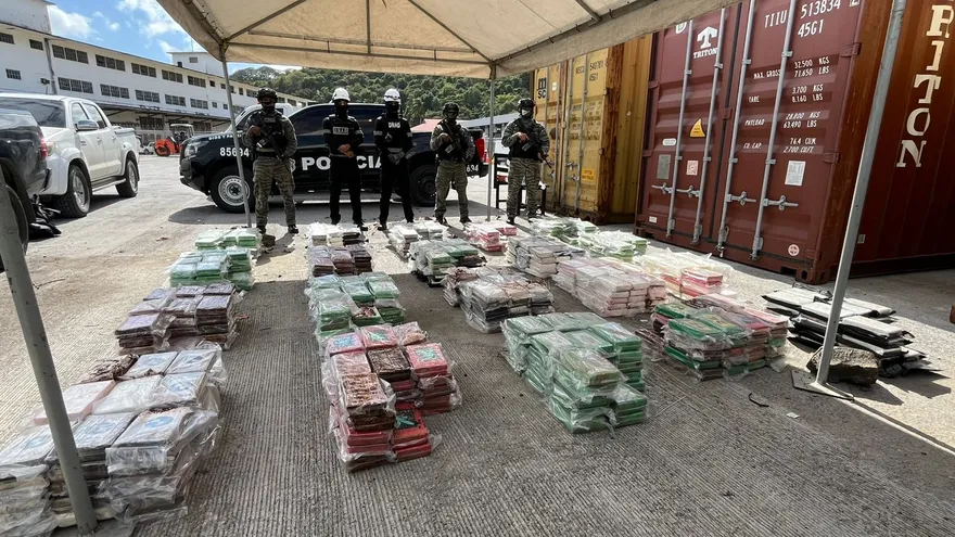 Incautan 811 paquetes de presunta droga en puerto del Pacífico con destino final a la India.