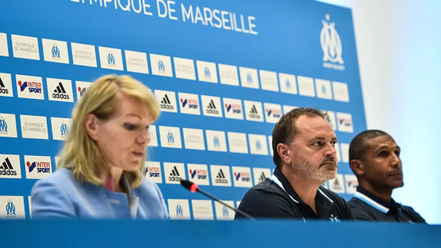 La propietaria del Olympique de Marsella , Margarita Louis Dreyfus y Gunter Jacob director deportivo de Marsella y Franck Passi entrenador de Marsella durante la Conferencia de prensa Olympique Marsella.