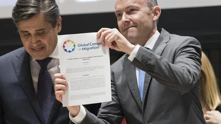 Fotografía cedida por la ONU donde aparece el embajador de México, Juan José Gómez Camacho (i) y el embajador suizo, Jürg Lauber (d), mientras muestran el texto final del Pacto Mundial sobre Migración hoy, viernes 13 de julio de 2018, en la sede del organismo en Nueva York (EE.UU.).