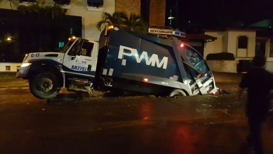 Se hunde camión recolector de basura en El Cangrejo