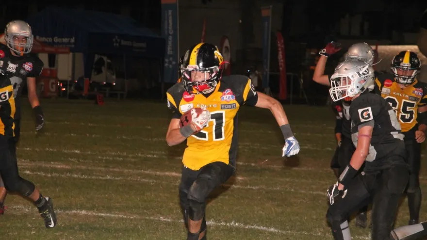 Acción del partido entre los equipos juveniles de los Kolts y los Raiders