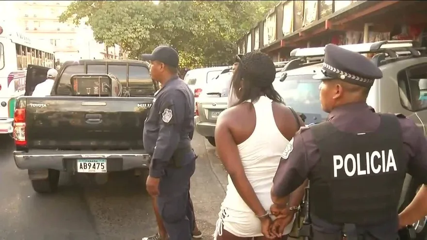 Policía Nacional captura a dos mujeres en la Plaza 5 de Mayo
