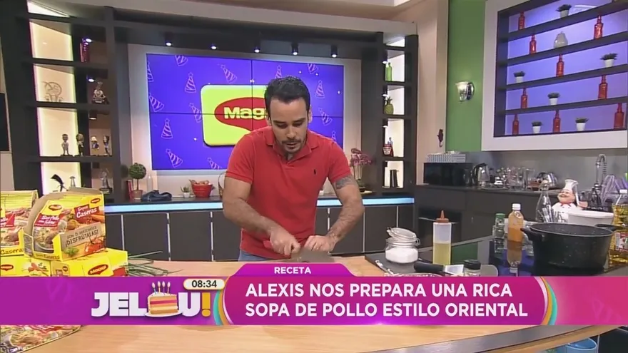 Alexis nos prepara una deliciosa sopa de pollo estilo oriental