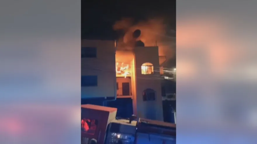 Voraz incendio en edificio de Samaria alarma a residentes de San Miguelito