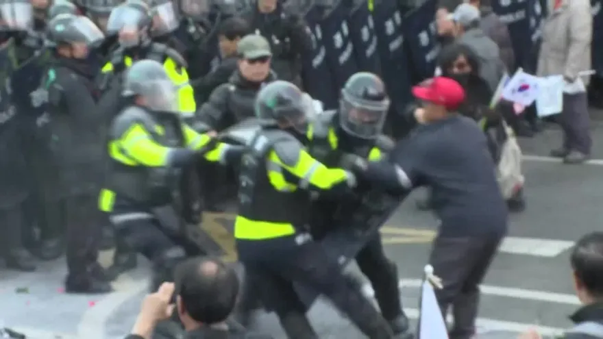 Enojo y júbilo en Corea del Sur tras destitución de presidenta.