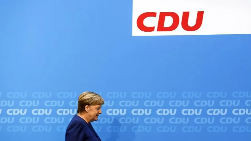 La canciller alemana, Angela Merkel, tras la rueda de prensa posterior a la segunda jornada de la reunión de la directiva federal de la Unión Cristianodemócrata alemana (CDU), en Berlín.