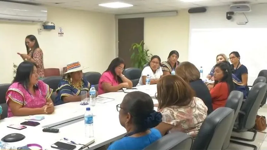 Reunión con el Ministerio de la Mujer.