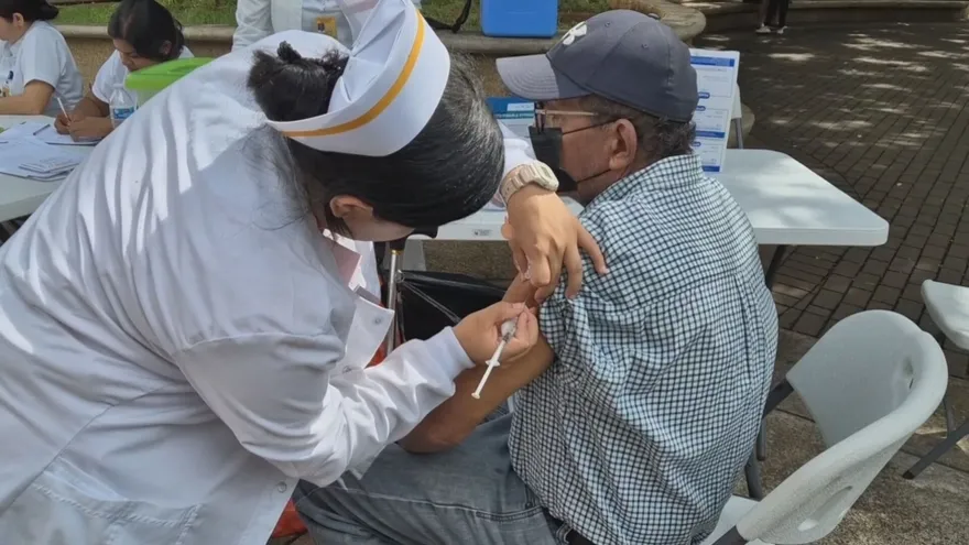 Una enfermera vacuna a un adulto mayor. Imagen con fines ilustrativos.