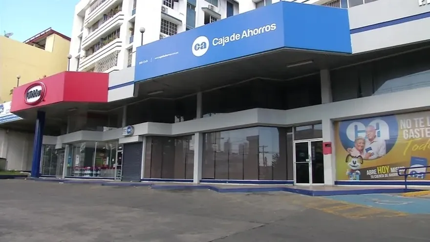 Ladrones golpean a cajeros automáticos