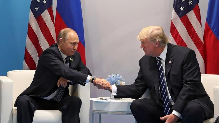 El presidente estadounidense Donald J. Trump (d), mientras estrecha la mano del presidente ruso, Vladímir Putin, durante su reunión en el marco de la cumbre del G20 en Hamburgo, Alemania en 2017.