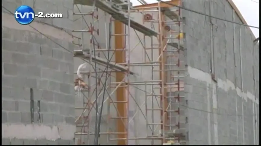 En Los Santos cae pared de centro comercial en construcción
