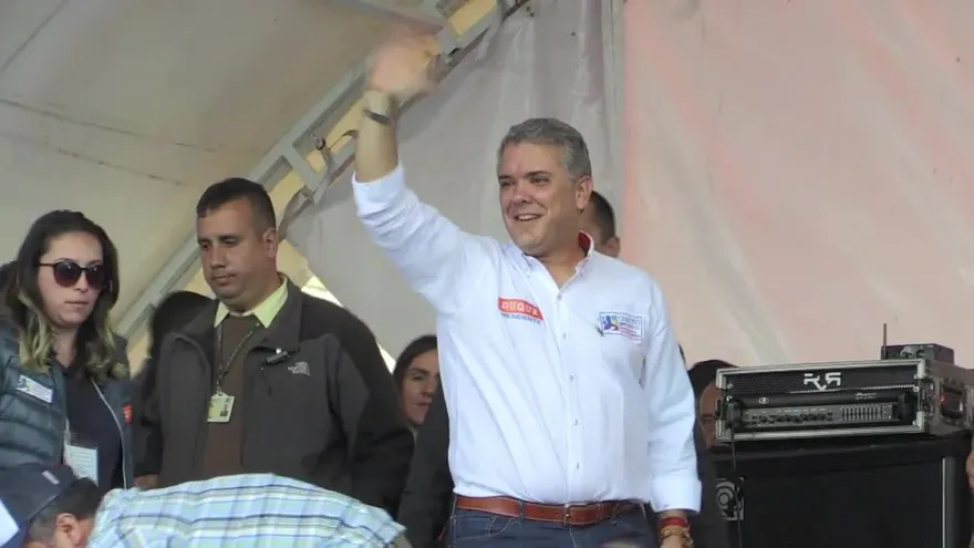 Iván Duque, derechista y favorito en Colombia