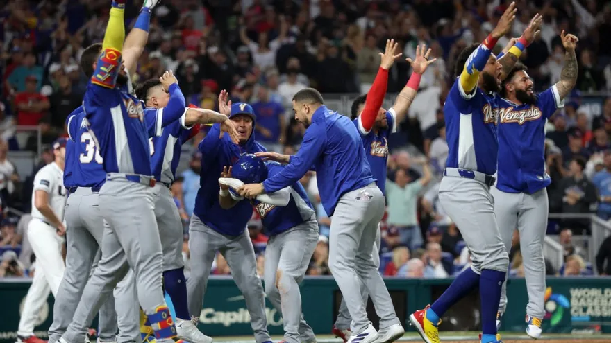 Jugadores de Venezuela celebran en la final del Clásico Mundial de Béisbol 2026
