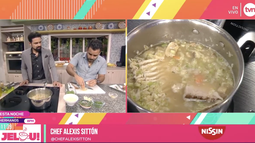 Rica sopa de fideos con puerco.