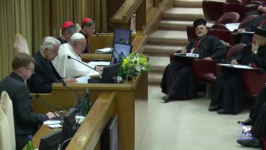 Papa pide medidas concretas al abrir cumbre contra pederastia