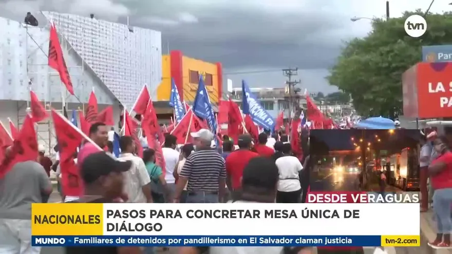 Después que los manifestantes retomaran el control de la vía Interamericana, camioneros varados en el lugar se han visto obligados a maniobrar para encontrar vías alternas y lugares seguros alejado de los enfrentamientos.