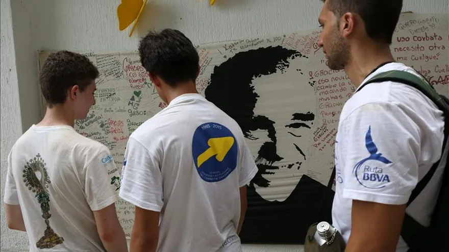 Fotografía facilitada por la Ruta BBVA de los expedicionarios en Aracataca, donde nació casi un siglo atrás Gabriel García Márquez, quien luego difundiría en el mundo el "realismo mágico".