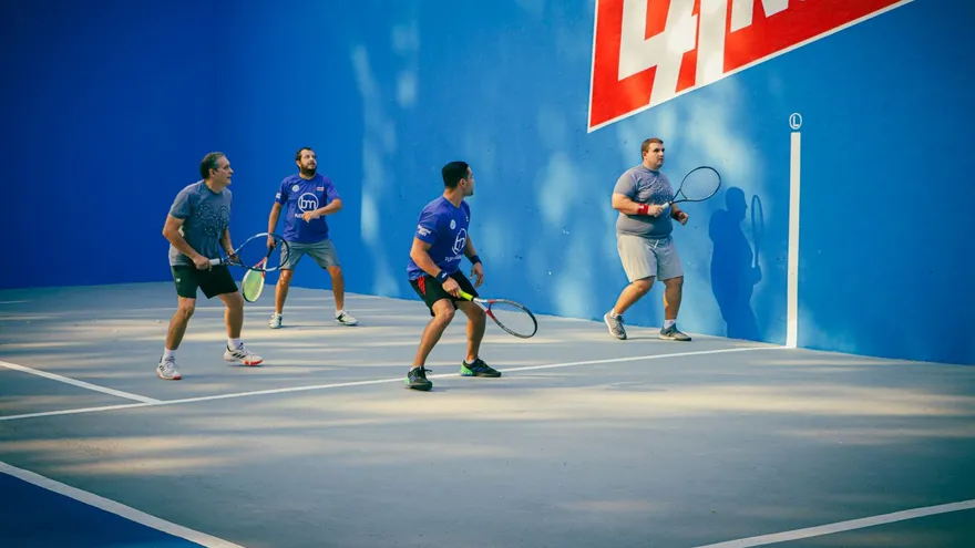 Atletas en un partido de frontenis
