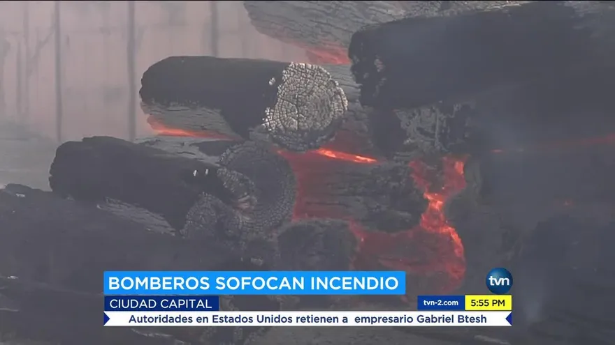 Reportan incendio en fábrica de muebles en Juan Díaz