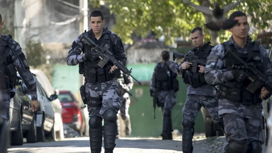 Un policía fue abatido en una favela de Rio de Janeiro durante una operación contra narcotraficantes .