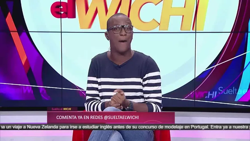 Le tocan las nalgas a Demphra en pleno 'show'