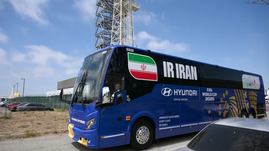 Autobús de la Selección de Irán sale del Aeropuerto Internacional de Los Ángeles