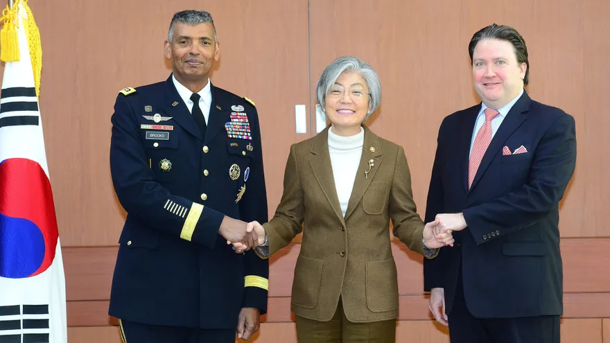 La canciller surcoreana Kang Kyung-wha posa con el general Vincent Brooks, comandante de las Fuerzas estadounidenses en Corea (USFK) y el embajador estadounidense en funciones en Corea del Sur, Marc Knapper