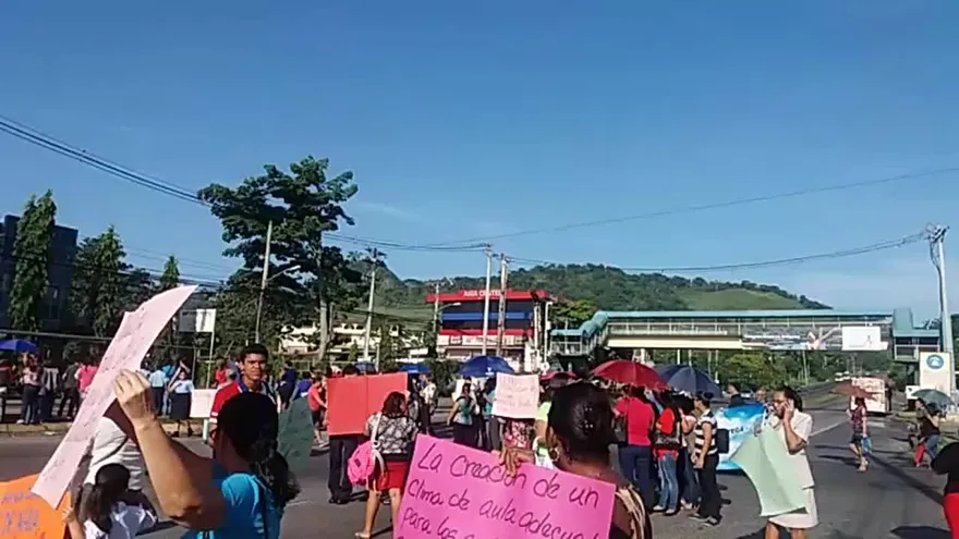 Padres de familia protestan por mala condición de un colegio en Alcalde Díaz