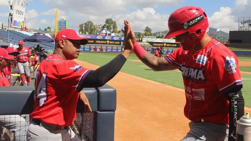 Rubén Rivera (i), manager de las Águilas Metropolitanas, felicita a uno de los peloteros en el partido de la Serie de las Américas 2026 entre Panamá y Cuba