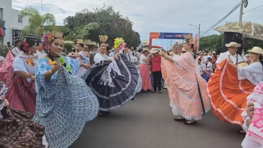 Presentación de la reina del Festival Nacional de la Pollera