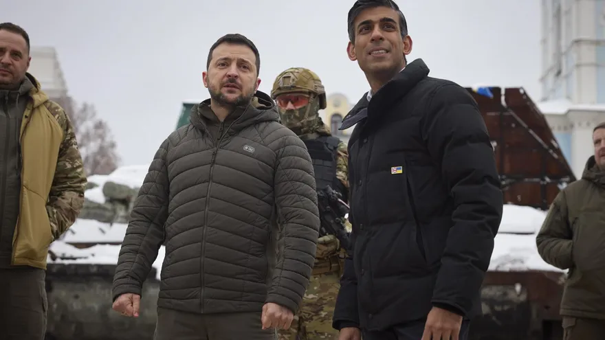 Presidente de Ucrania,  Volodymyr Zelensky (Izq.) y Rishi Sunak, primer ministro británico.