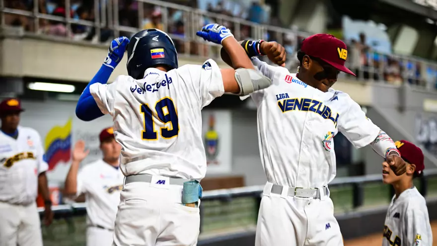 Peloteros de Venezuela celebran durante partido ante Curazao en la Serie del Caribe Kids 2025