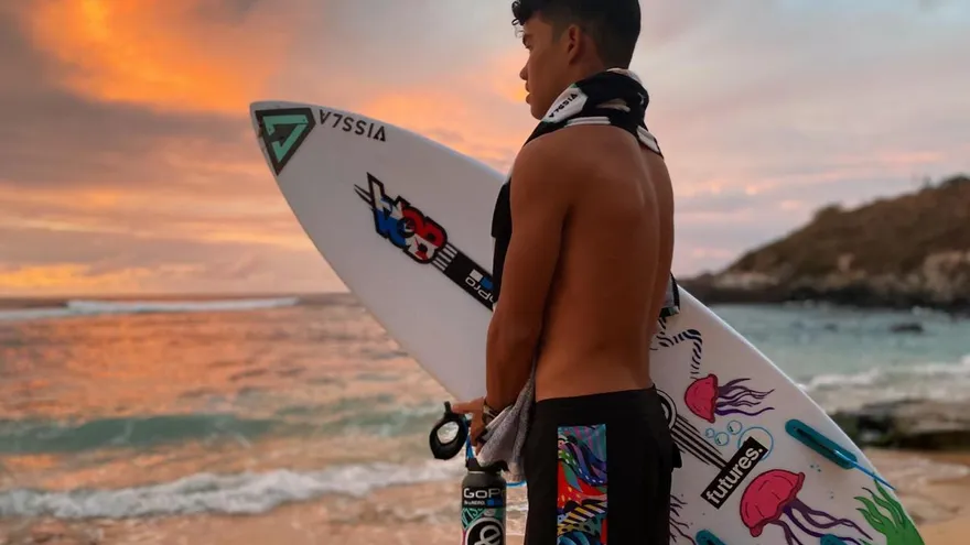 Joven surfista panameño domina las olas de Hawaii