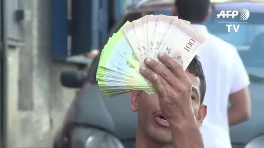Venezuela sufre falta de dinero, pero circula billete de 100