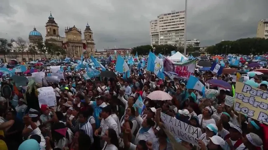 Miles de guatemaltecos marchan contra el aborto y en favor de la familia
