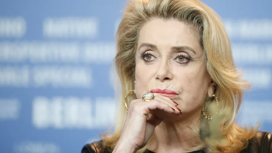 La actriz francesa Catherine Deneuve posa durante la rueda de prensa de La Matrona, en la 67 edición del Festival de Cine de Berlín (Alemania) el 14 de febrero de 2017
