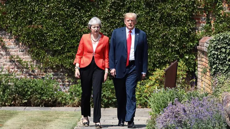 El presidente de EEUU, Donald J. Trump (dcha), daba un paseo con la primera ministra británica, Theresa May, tras mantener una reunión en Chequers, Aylesbury.