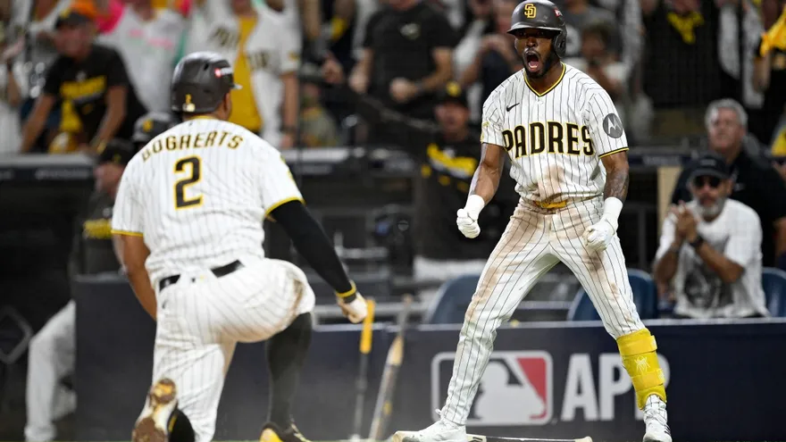 Samad Taylor (de frente) y Xander Bogaerts (de espalda) celebran