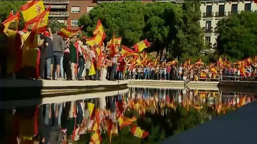 Miles protestan en España pidiendo diálogo o unidad