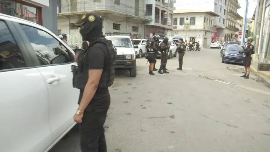 Hombre se lanza de edificio durante allanamiento en el Barrio Chino.