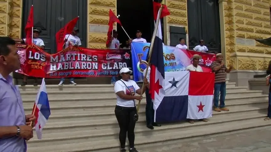 Rinden homenaje a los caídos el 9 de enero de 1964